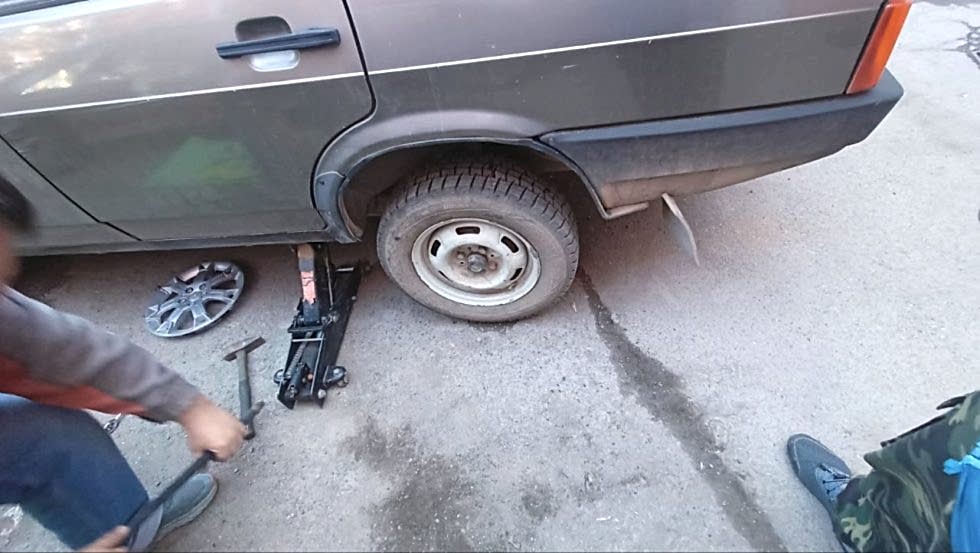Замена пробитого колеса на запасное автомобиля Ваз