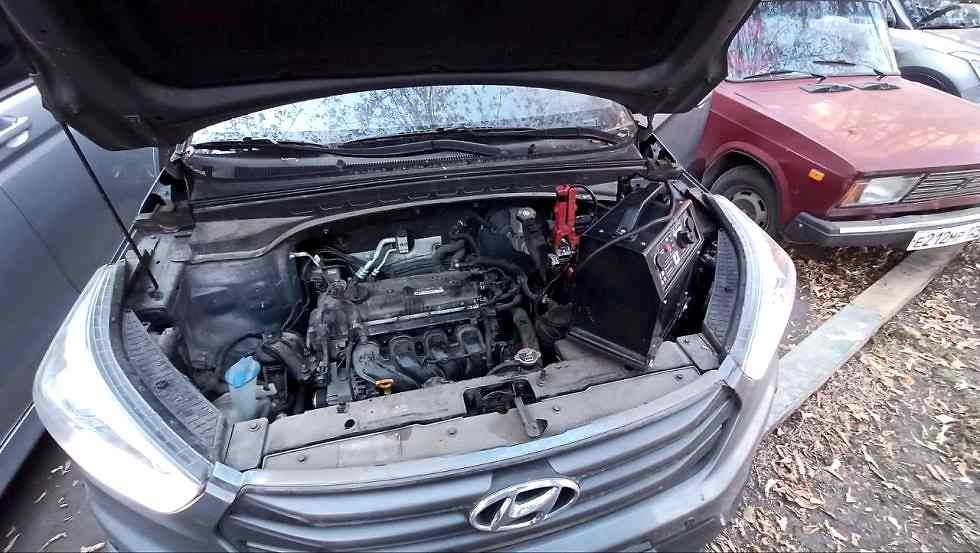 Прикуривание автомобиля Hyundai пусковым устройством-бустером