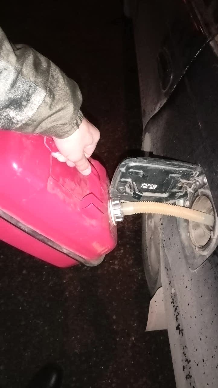 Подвоз топлива к автомобилю. Автопомощь